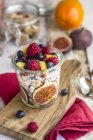 Стекло натурального йогурта с мюсли и различными фруктами — стоковое фото