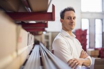 Portrait de jeune homme d'affaires confiant dans le magasin de l'usine — Photo de stock
