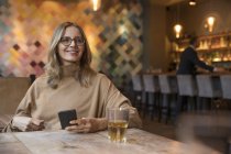 Ritratto di donna d'affari sorridente in un ristorante — Foto stock