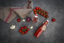 Primo piano del ketchup di pomodoro fatto in casa — Foto stock