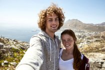 Південна Африка, Кейптаун, щаслива молода пара беручи селфі на поїздку — стокове фото