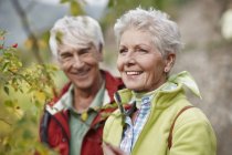 Porträt einer glücklichen Seniorin mit Partner im Hintergrund — Stockfoto