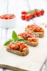 Bruschetta con tomates, albahaca, ajo y brea blanca - foto de stock