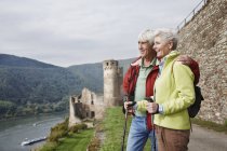 Alemanha, Rheingau, casal sênior feliz olhando para a vista — Fotografia de Stock