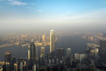 Chine, Hong Kong, horizon dans la soirée — Photo de stock