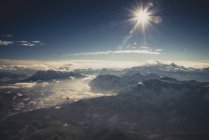 Austria, Salzkammergut, mongolfiere sul paesaggio alpino in inverno — Foto stock