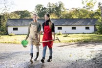 Due donne che lavorano in una fattoria — Foto stock