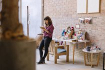 Woman in knitting studio taking notes — Stock Photo