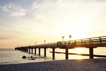 Germania, Meclemburgo-Pomerania occidentale, località balneare del Mar Baltico Kuehlungsborn, ponte sul mare al mattino — Foto stock