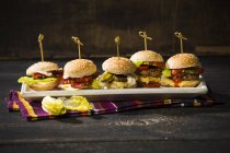 Primer plano de Mini hamburguesas en el plato - foto de stock