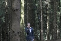 Empresário no celular na floresta — Fotografia de Stock