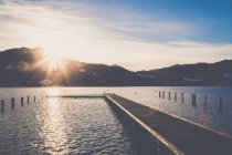 Alemania, Baviera, Tegernsee, paseo marítimo al atardecer - foto de stock