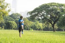 Runner échauffement dans le parc urbain — Photo de stock