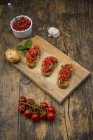Bruschetta con pomodori e basilico su tavola di legno — Foto stock