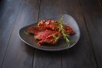 Bistecca di manzo con rosmarino sul piatto — Foto stock