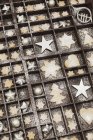 Hausgemachte Weihnachtsplätzchen, Sterne und Christbaumkugeln in altem Holzkoffer — Stockfoto