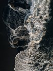 Indonesia, Bali, Océano Índico, Vista aérea de olas y rocas - foto de stock