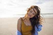Porträt einer rothaarigen Frau am Strand mit geschlossenen Augen — Stockfoto