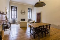 Interior de acogedora casa con mesa de madera - foto de stock