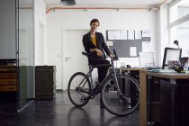 Бізнесжінка з велосипедом в її Start-Up компанії — стокове фото