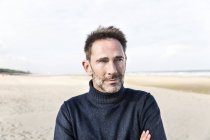 Ritratto di uomo sorridente sulla spiaggia — Foto stock