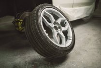 Mudança de pneu de carro na oficina — Fotografia de Stock