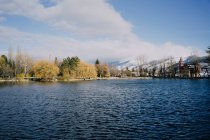 Espanha, Girona, Puigcerda, lago no inverno cercado por montanhas nevadas — Fotografia de Stock