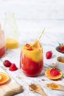 Erdbeer-Orangen-Smoothie mit Kurkuma und Zimt auf Marmor — Stockfoto