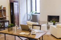 Laptop und Kaffee auf Holztisch zu Hause — Stockfoto