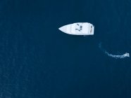 Maldive, Veduta aerea dello yacht e della piccola barca — Foto stock
