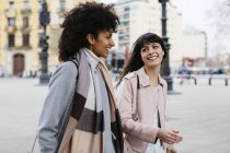 Espanha, Barcelona, duas mulheres felizes andando na cidade — Fotografia de Stock