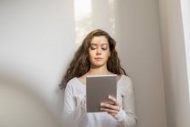 Teenager-Mädchen mit digitalem Tablet — Stockfoto