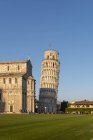 Italy, Tuscany, Pisa, View to Pisa Cathedral and Leaning Tower of Pisa from Piazza dei Miracoli in the evening light — Stock Photo