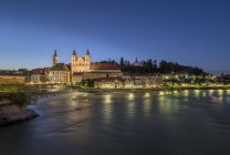 Áustria, Alta Áustria, Steyr, River Enns e a Igreja de São Miguel a uma hora azul — Fotografia de Stock