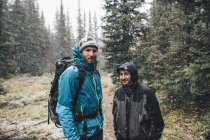 Канада, Британська Колумбія, Національний парк його, портрет двох усміхнених туристів в снігопазі — стокове фото
