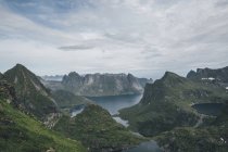 Норвегия, Лофотен, Москенесой, Хермансдальштинден и Кьерк-фьорд — стоковое фото