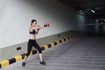 Boxe boxe féminine dans un garage — Photo de stock