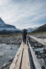 Canada, Columbia Britannica, Mount Robson Provincial Park, escursioni uomo sul Berg Lake Trail — Foto stock