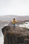 Islanda, donna in piedi alla cascata Godafoss — Foto stock