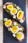 Vegetarian breakfast with bread, eggs and tomato slices on slate — Stock Photo