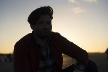 Портрет молодого человека на открытом воздухе на закате — стоковое фото