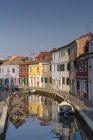 Itália, lagoa de Veneza, Burano, barcos no canal — Fotografia de Stock