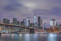 USA, New York, Manhattan, Brooklyn, paesaggio urbano con Brooklyn Bridge di notte — Foto stock