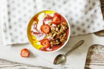 Breakfast Bowl with strawberry, yogurt, granola and linseed oil — Stock Photo