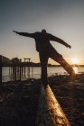 Canada, Colombie-Britannique, Port Edward, homme équilibrage sur billes au coucher du soleil — Photo de stock
