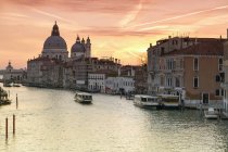 Itália, Veneza, paisagem urbana com o Grande Canal no crepúsculo — Fotografia de Stock