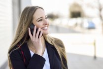 Портрет щасливої бізнес-леді по телефону — стокове фото