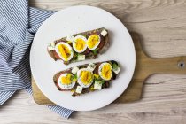 Colazione vegetariana con pane, uova e fette di pomodoro sul piatto — Foto stock
