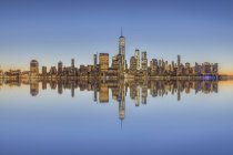 Estados Unidos, Nueva York, Manhattan, Nueva Jersey, paisaje urbano y paseo marítimo - foto de stock