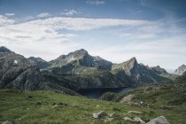 Norway, Lofoten, Moskenesoy, Fjerddalsvatnet, Tennesvatnet, Moldtinden, Hermannsdalstinden — Stock Photo